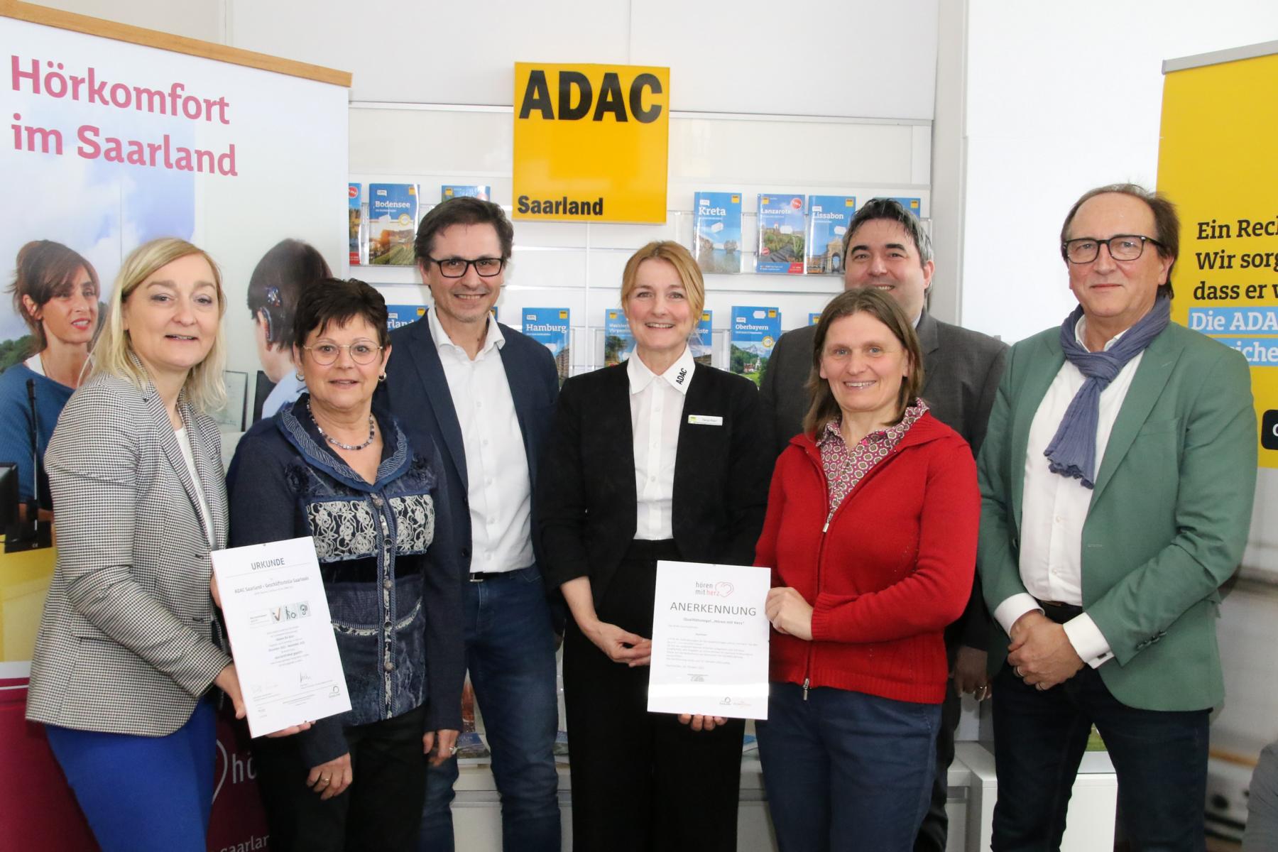 Presseeinaldung ADAC Saarland Reisen für Alle, Gruppenfoto mit Urkunde