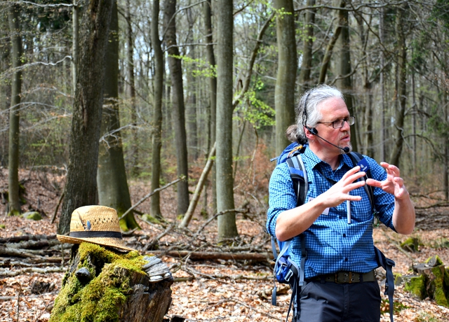 Wanderführer Martin Bambach erklärt die Natur