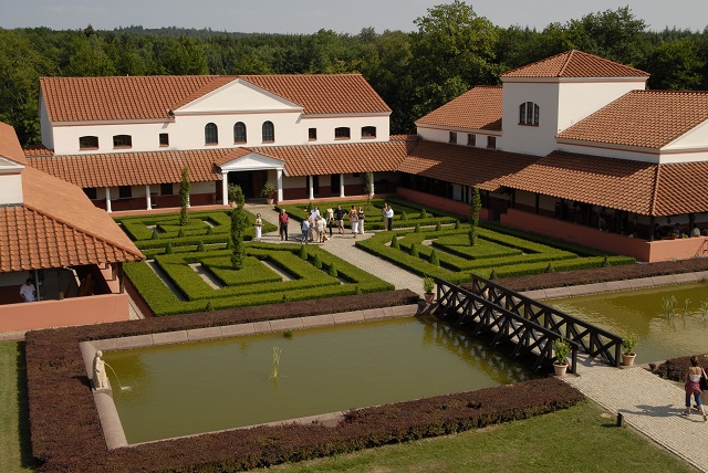 Gebäude der Villa Borg mit Gartenanlage im Vordergrund